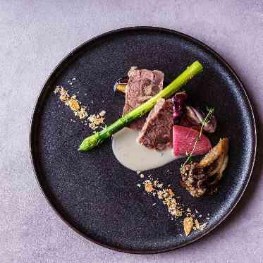 THE VILLAS NAGASAKI 柔らかく蒸し煮にした牛ほほ肉
香り高い糸島産青ネギ
柚子胡椒の辛みでアクセントを