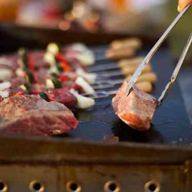 THE VILLAS NAGASAKI ジューシーなメインを提供!バーベキュースタイルが人気。