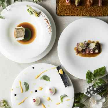 ザ・リッツ・カールトン大阪 伝統の手法と最先端のクリエイティブなテクニックで創り出されるお料理にゲストも魅了