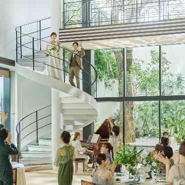 アルカンシエル luxe mariage 大阪 らせん階段を使った入場シーン