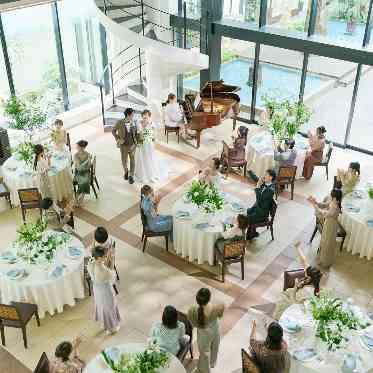 アルカンシエル luxe mariage 大阪 天井高く開放感ある会場
