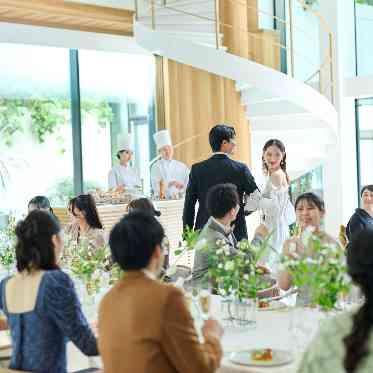 アルカンシエル luxe mariage 大阪 珍しく特別な演出が叶う“らせん階段”
