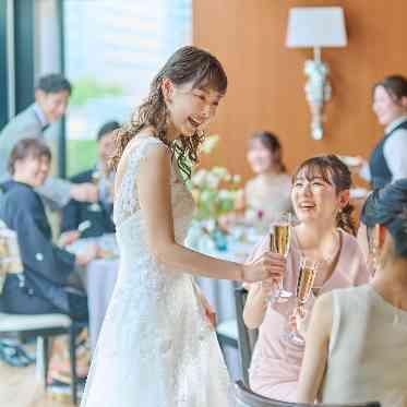 アルカンシエル luxe mariage 大阪 乾杯後の歓談シーン