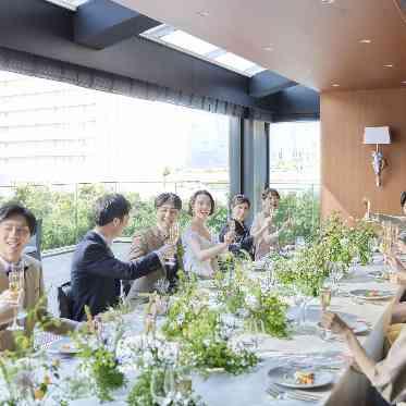 アルカンシエル luxe mariage 大阪 長テーブルの食事シーン