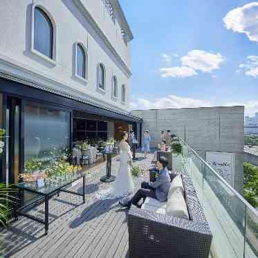 アルカンシエル luxe mariage 大阪 テラスでの歓談イメージ