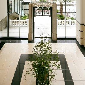 アルカンシエル luxe mariage 大阪 開放感のあるエントランス