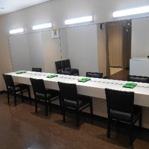 アルカンシエル luxe mariage 大阪 貸切の美容室には美容師・着付師がおり、ヘアセット・メイクもお任せできる