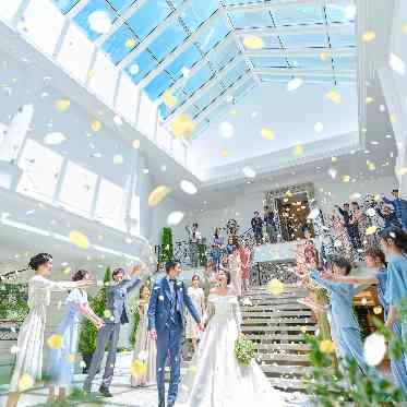 アルカンシエル luxe mariage 大阪 ベールをなびかせ、笑顔でフラワーシャワー