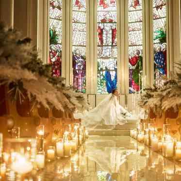 セントグレースヴィラ 大理石とキャンドルの反射がロマンティックに演出