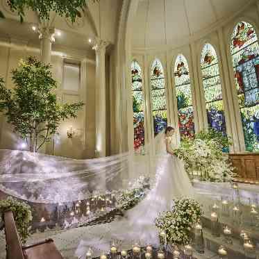 セントグレースヴィラ 大理石のバージンロードの先にはアンティークのステンドグラスが