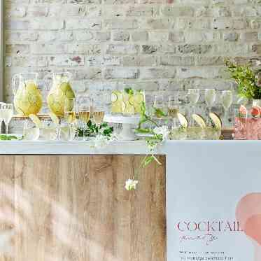 セントグレースヴィラ バーカウンター付きの会場はゲストの目の迄ドリンクを作りふるまうこともできる