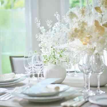 セントグレースヴィラ 白い会場だからこそコーディネートはおふたりらしく