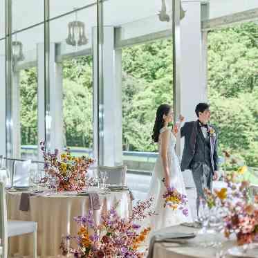 開放的な大きな窓からは自然光が注ぐ