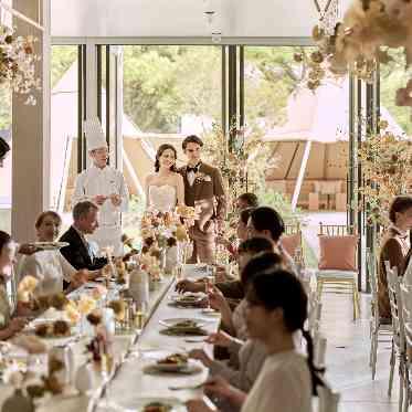 迎賓館 シェフの説明とともに美味しい食事を楽しめます