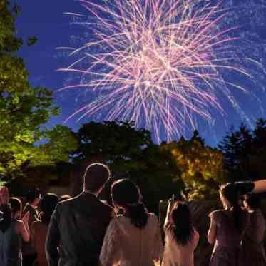 迎賓館 1日の結びは夜空に輝く花火