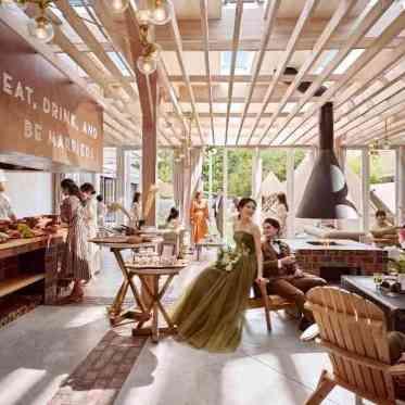 迎賓館 自然光注ぐ空間は、カラードレスも美しく映える