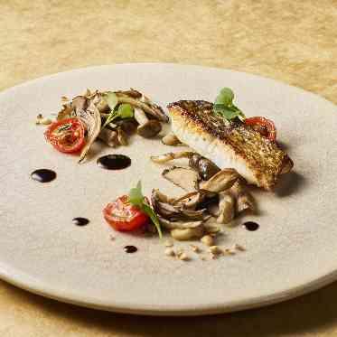 絵画のような鮮やかさと明快な味付け