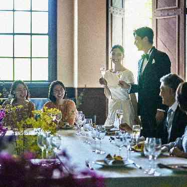 旧桜宮公会堂 窓からの柔らかな自然光が差し込むパーティ会場