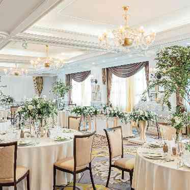 ホテル阪急インターナショナル 可愛らしいデザインのシャンデリアと、陽光に包まれた温かな雰囲気が人気のバンケット