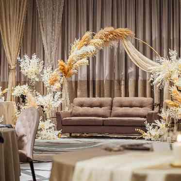 ホテル阪急インターナショナル 小物をアクセントにお二人らしい雰囲気へ。ソファー席も人気◎