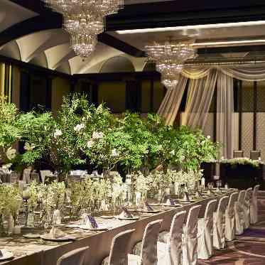 ホテル阪急インターナショナル 天井には眩いシャンデリアが輝き、華やかさと高い芸術性に誰もが酔いしれる