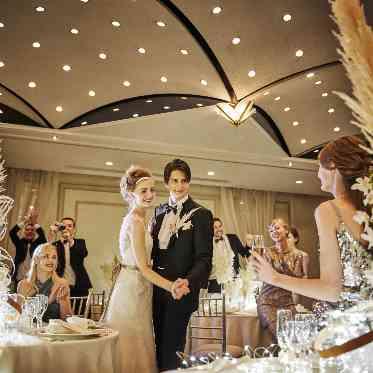 ホテル阪急インターナショナル 流星のようなラインを描く天井や、星空のような照明などデザイン性ある会場