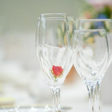 ホテル阪急インターナショナル 花の蕾がドリンクと共に花開くサボンドローズ