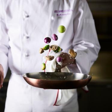 ホテル阪急インターナショナル 手間と時間と想いで、料理の味わいを深める