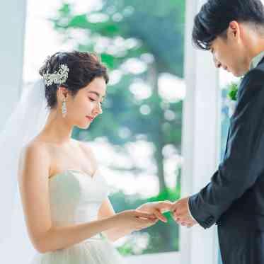 ニーズ仙台 by T&G WEDDING(旧 アーカンジェル迎賓館 仙台) 明るい光に包まれながら行う、指輪の交換のシーン