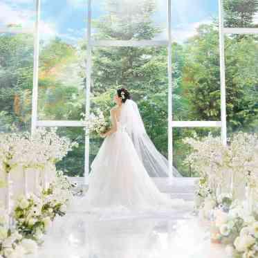 ニーズ仙台 by T&G WEDDING(旧 アーカンジェル迎賓館 仙台) 新チャペルでの写真撮影で、美しい花嫁のバックショットを