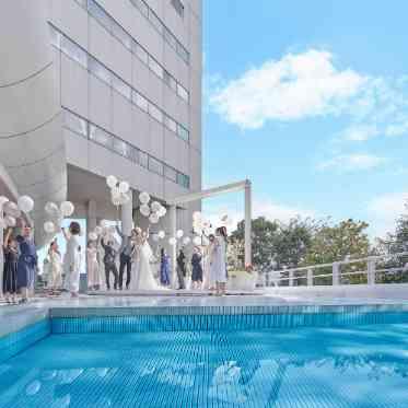 ヨコハマ グランド インターコンチネンタル ホテル 挙式後は、大観覧車や海に囲まれたガーデンテラスで開放的なアフターセレモニーが叶う