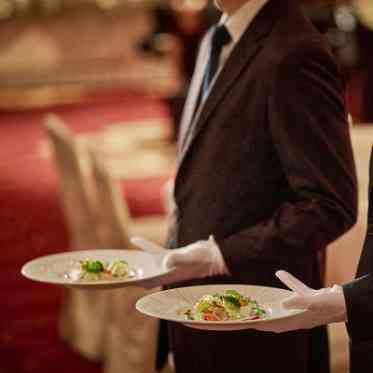 ヨコハマ グランド インターコンチネンタル ホテル 世界中のVIPをお迎えしてきた洗練されたサービスで至福の時間を演出いたします。