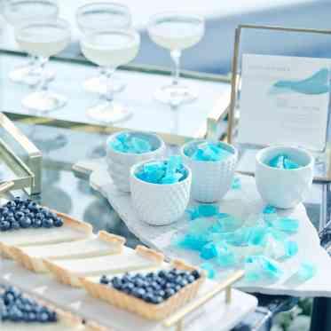 ヨコハマ グランド インターコンチネンタル ホテル デザートやグラスフードをブッフェスタイルで用意して、ゲストと会話を楽しんで。