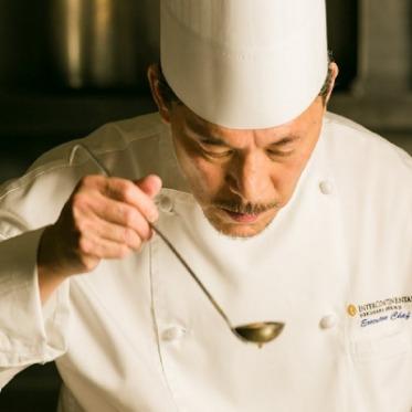 ヨコハマ グランド インターコンチネンタル ホテル 総料理長自ら市場へ足を運び新鮮な食材を厳選。伝統を受け継ぐ卓越の技で仕立てます。