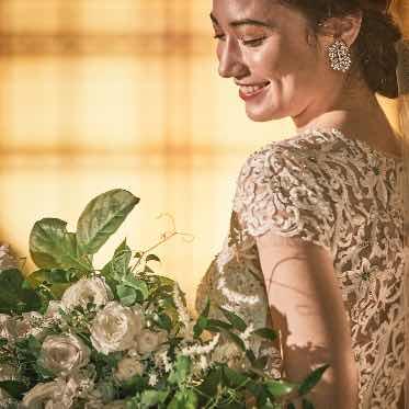 繊細な彫刻と正面のやわらかな光が花嫁の表情を美しく映し出します。