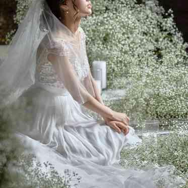 ブラックストーンを背景に純白のドレスが美しく映えて大切なシーンをより一層鮮やかに