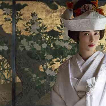 日本古来のお鬘と角隠しを合わせたヘアスタイルは日本の伝統美を感じさせる