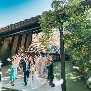 エテルナ高崎 挙式後は、ゲストからの温かい歓声と拍手を浴びながらアフターセレモニーを。