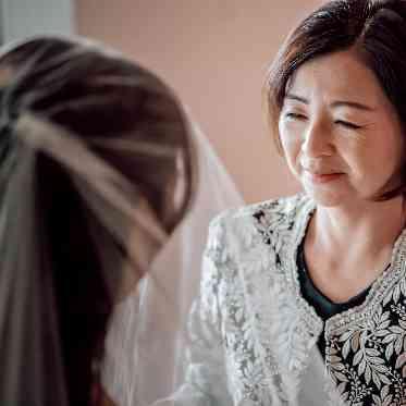 エテルナ高崎 花嫁支度最後のベールダウンは母の手で仕上げを