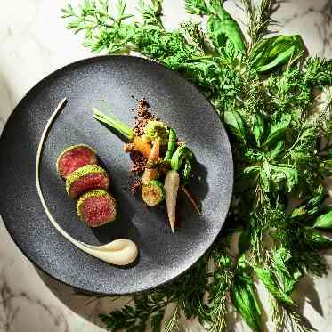 アルカーサル高崎 厳選された食材で見た目も美しい料理。最高のおもてなしを