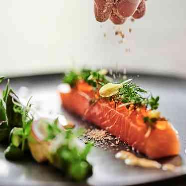 アルカーサル高崎 厳選された食材で見た目も美しい料理。最高のおもてなしを