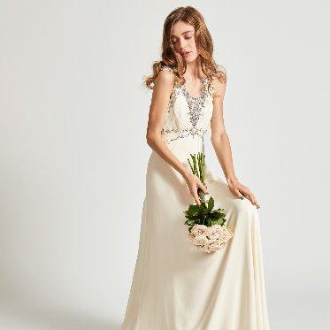 アルカーサル高崎 花嫁の美しさを引き出す洗練されたシルエット