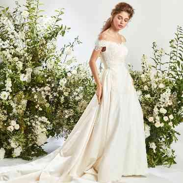 アルカーサル高崎 レースづかいが美しいオフショルスタイル