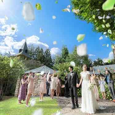 ロックハート城ウエディング 広大な自然の中でフラワーシャワーの祝福が叶う