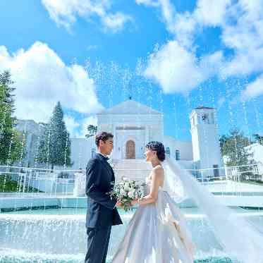 水に浮かぶ白亜の独立型チャペル