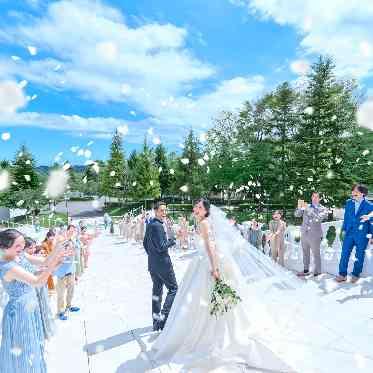 大階段でのフラワーシャワーにゲストも笑顔に