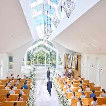 アートグレイス フォレスト迎賓館 長いバージンロードをゲストに見守られて歩く