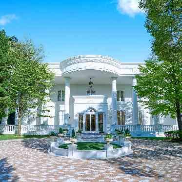 上質感あふれるエントランスにゲストも期待でいっぱいに