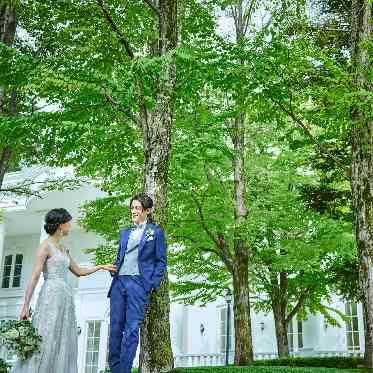 森囲まれた邸宅は緑豊かな木々に囲まれたリゾート空間