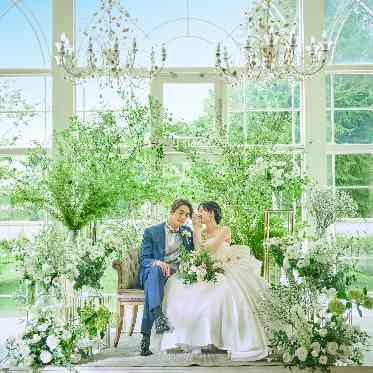 アートグレイス フォレスト迎賓館 メインソファの後ろはたっぷりの緑と自然光。美しい装飾が施された窓が絵になる